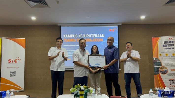 Deputy Minister and SIC Group representatives at the Wi-Fi project event at Universiti Sains Malaysia
